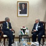 وزير الخارجية يتحادث مع نظيره الجزائري